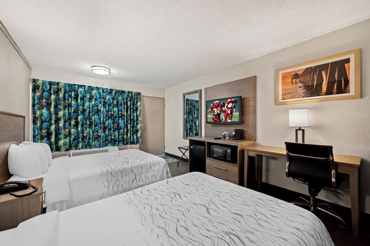 Red Roof Inn PLUS+ & Suites Naples Downtown-5th Ave S