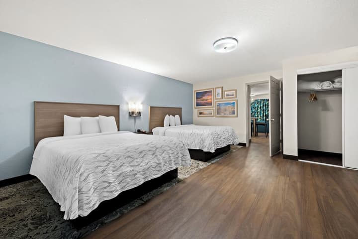 Red Roof Inn PLUS+ & Suites Naples Downtown-5th Ave S