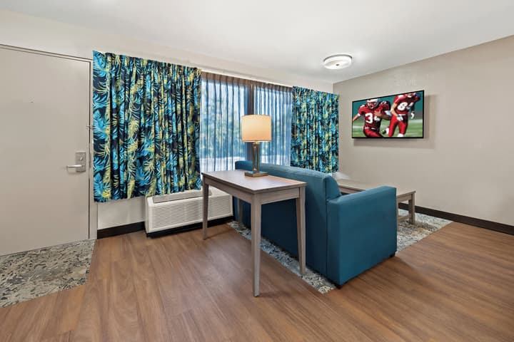 Red Roof Inn PLUS+ & Suites Naples Downtown-5th Ave S
