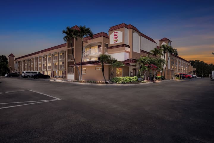 Red Roof Inn PLUS+ & Suites Naples Downtown-5th Ave S