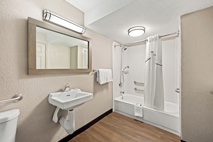 Red Roof Inn PLUS+ & Suites Naples Downtown-5th Ave S