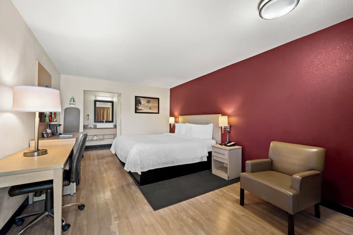 Red Roof Inn PLUS+ & Suites Naples Downtown-5th Ave S