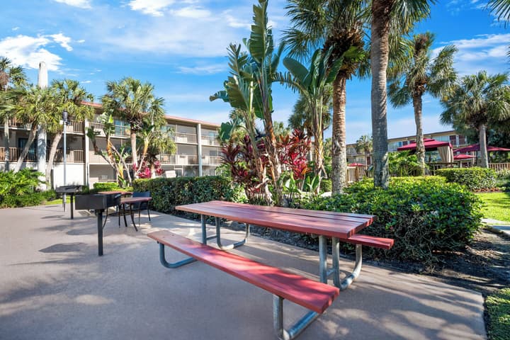 Red Roof Inn PLUS+ & Suites Naples Downtown-5th Ave S
