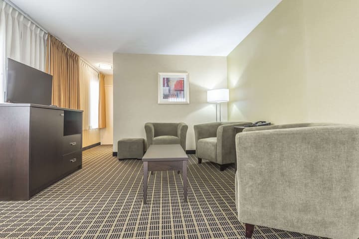 Quality Inn & Suites Downtown Windsor