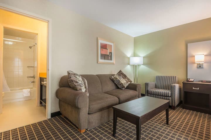 Quality Inn & Suites Downtown Windsor