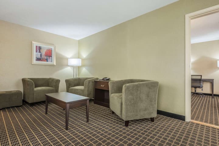Quality Inn & Suites Downtown Windsor
