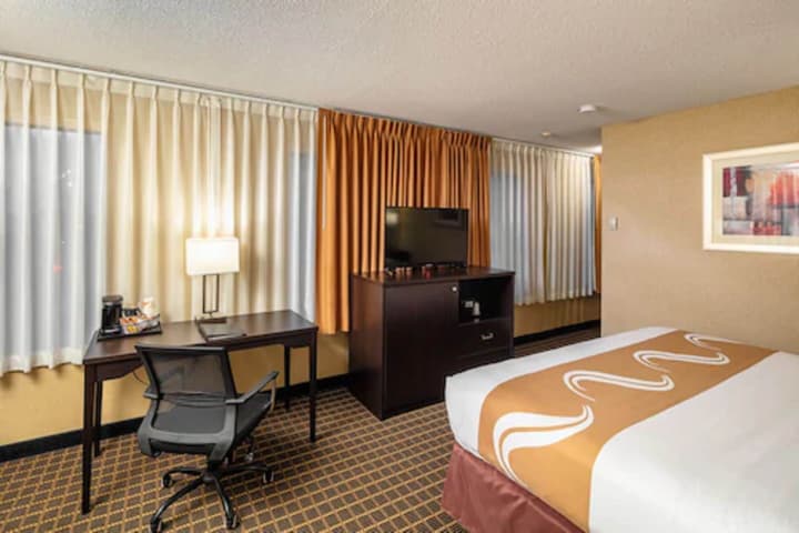Quality Inn & Suites Downtown Windsor