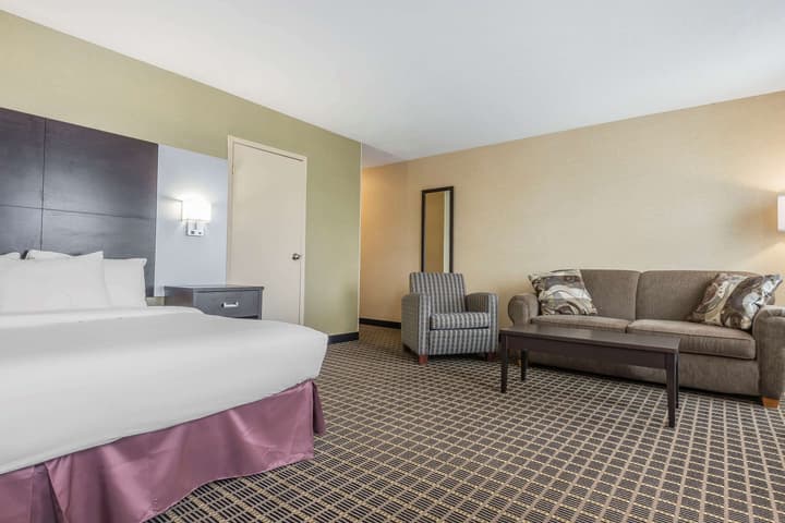 Quality Inn & Suites Downtown Windsor