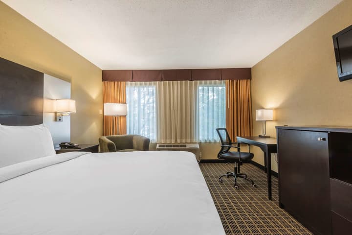 Quality Inn & Suites Downtown Windsor