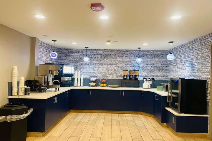 AmericInn by Wyndham Glendale/Milwaukee