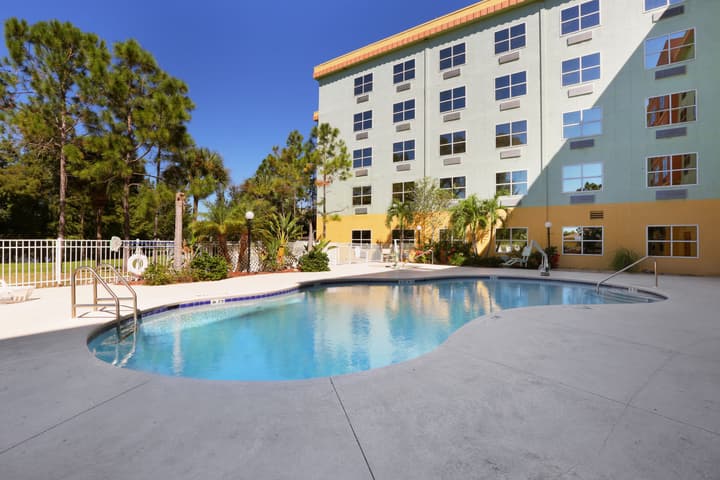 Allure Suites