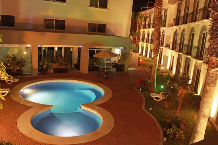 Seven Crown Express & Suites by Kavia