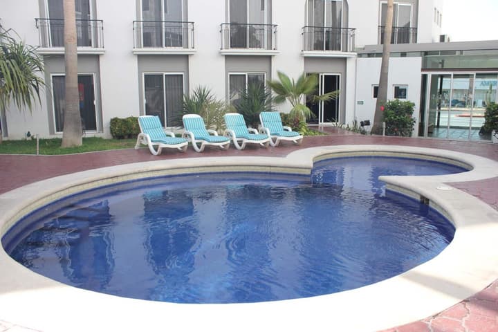 Seven Crown Express & Suites by Kavia