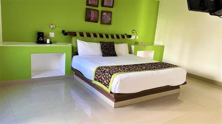 Seven Crown Express & Suites by Kavia