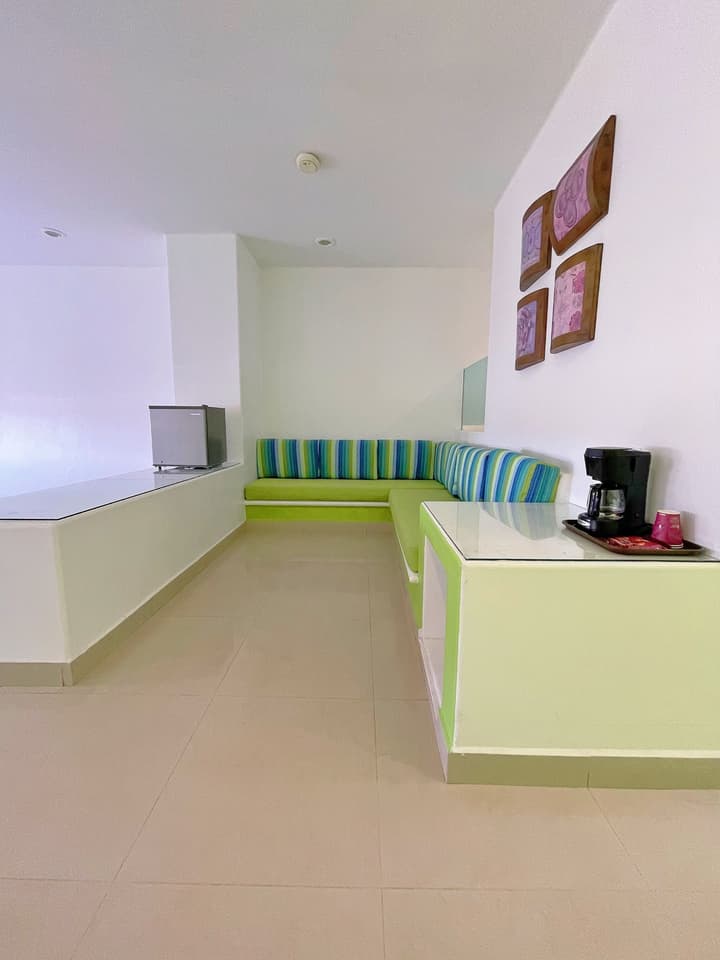 Seven Crown Express & Suites by Kavia