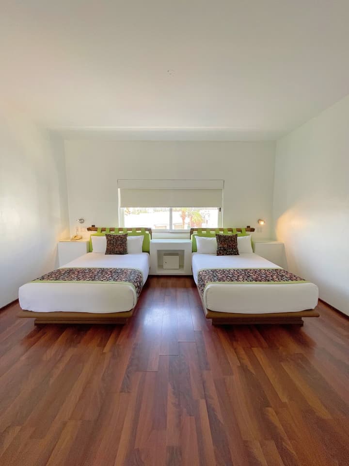 Seven Crown Express & Suites by Kavia