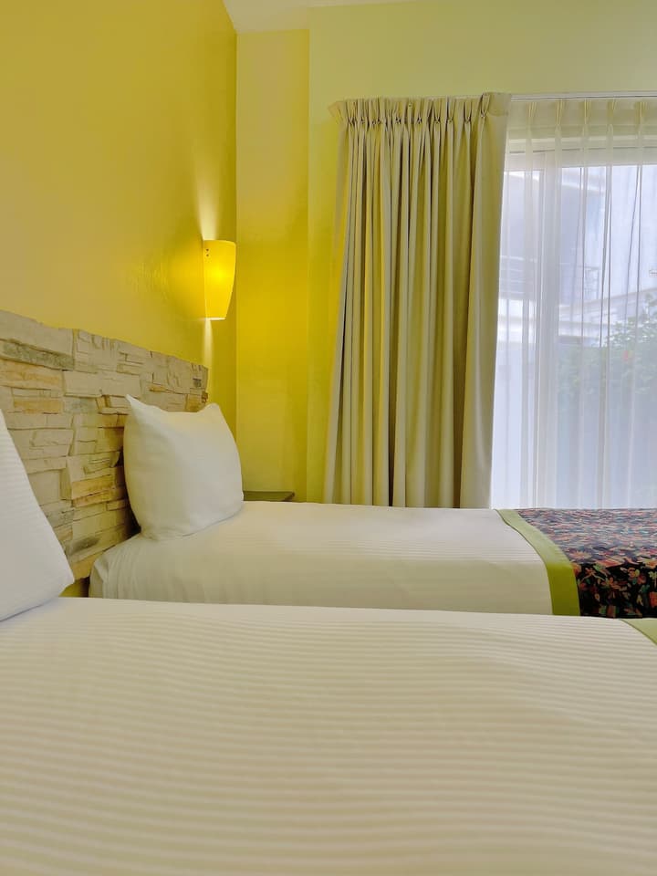 Seven Crown Express & Suites by Kavia