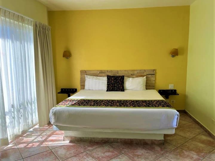 Seven Crown Express & Suites by Kavia