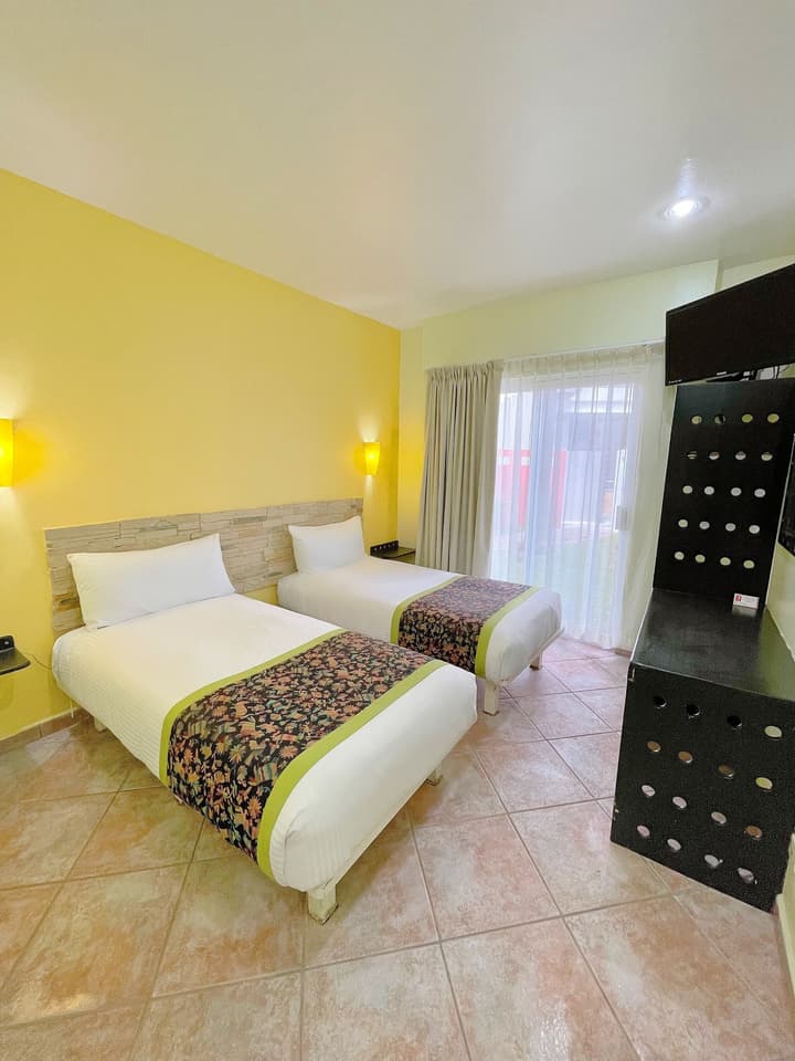 Seven Crown Express & Suites by Kavia
