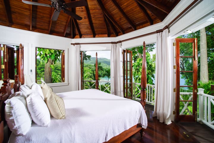 Round Hill Hotel And Villas