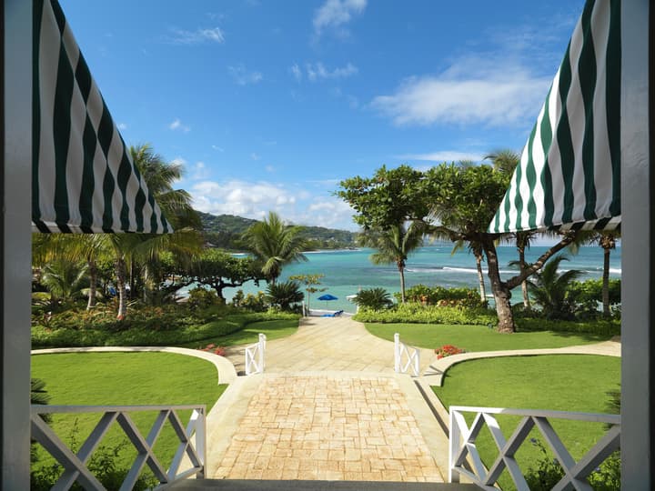 Round Hill Hotel And Villas