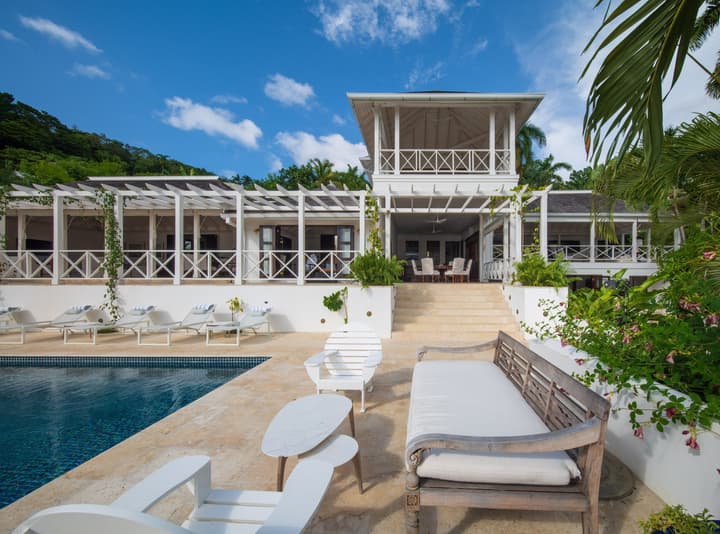Round Hill Hotel And Villas