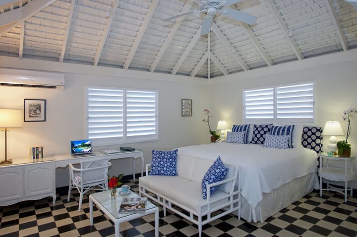 Round Hill Hotel And Villas