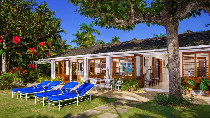 Round Hill Hotel And Villas