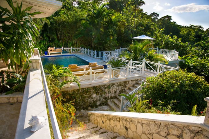 Round Hill Hotel And Villas