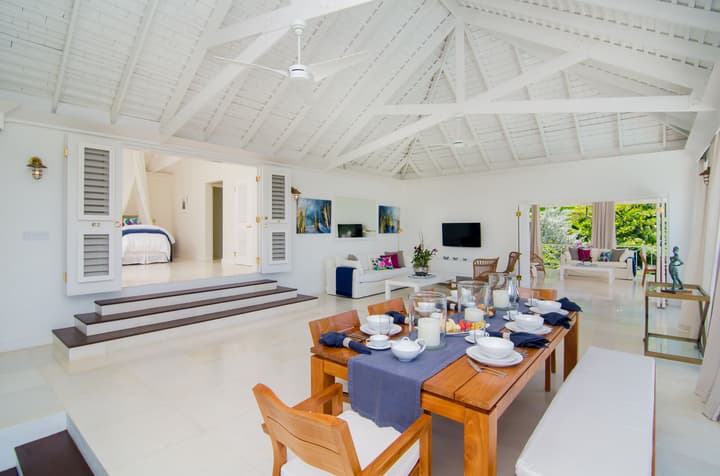 Round Hill Hotel And Villas