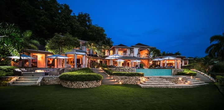 Round Hill Hotel And Villas