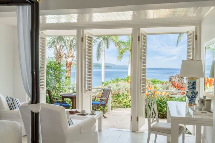 Round Hill Hotel And Villas