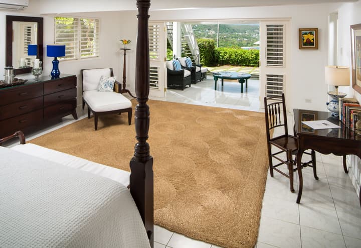 Round Hill Hotel And Villas