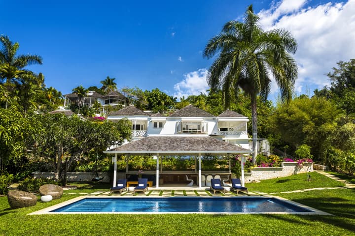 Round Hill Hotel And Villas