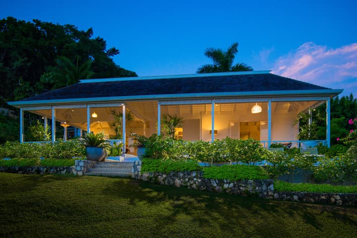 Round Hill Hotel And Villas