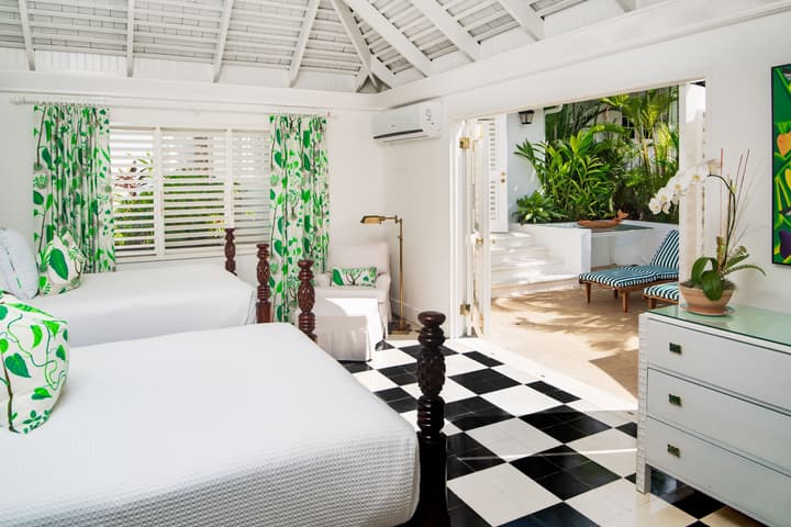 Round Hill Hotel And Villas