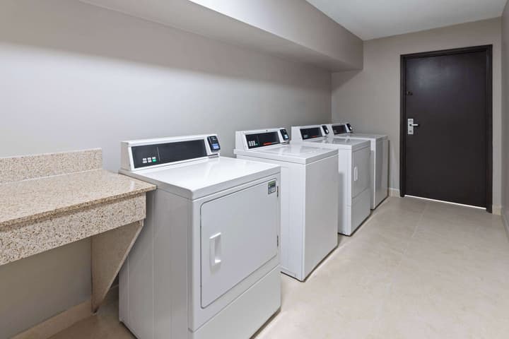La Quinta Inn & Suites by Wyndham Memphis I-240