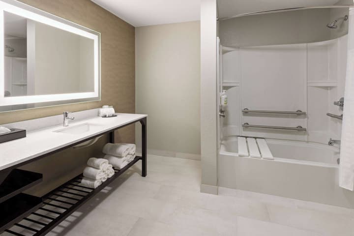 La Quinta Inn & Suites by Wyndham Memphis I-240