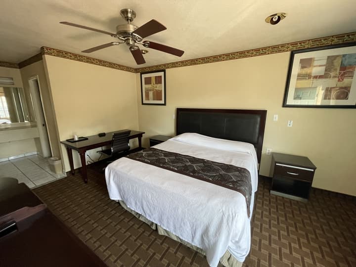 Hollywood Guest Inn