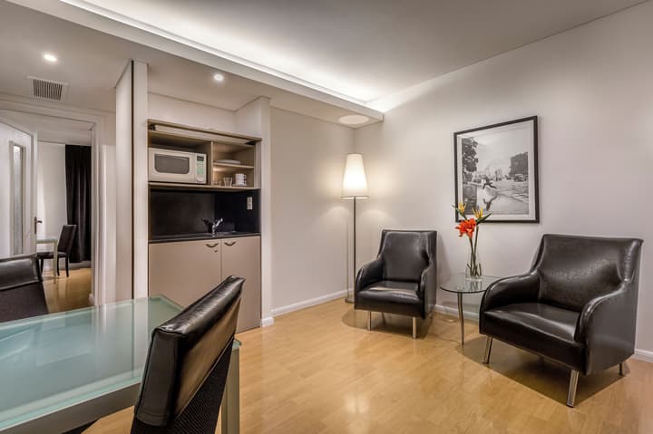 Broadway Hotel & Suites