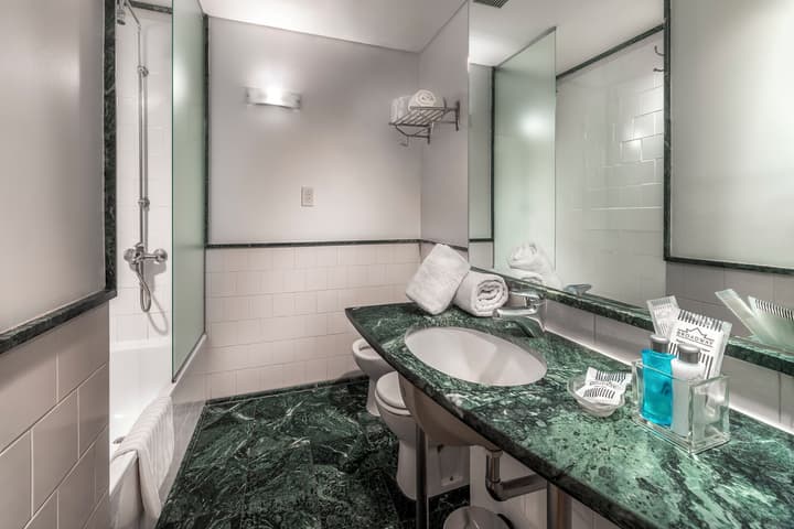 Broadway Hotel & Suites