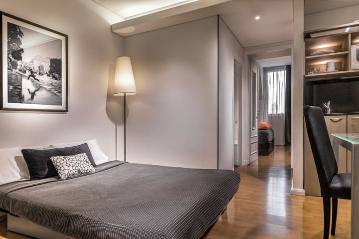 Broadway Hotel & Suites