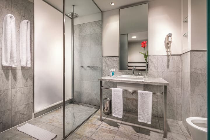 Broadway Hotel & Suites