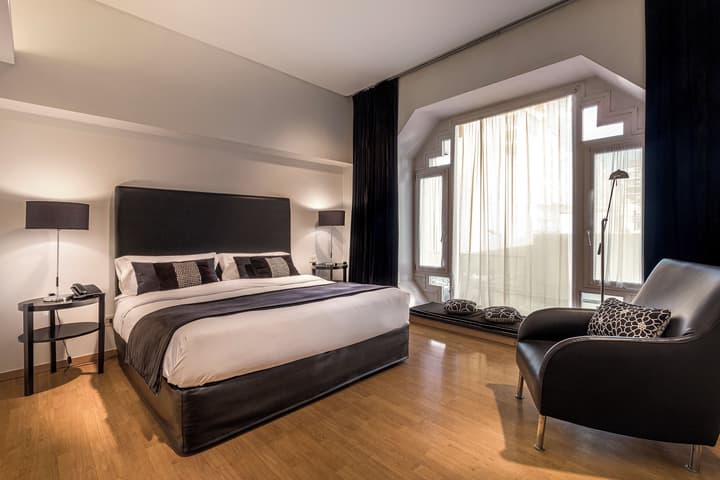 Broadway Hotel & Suites