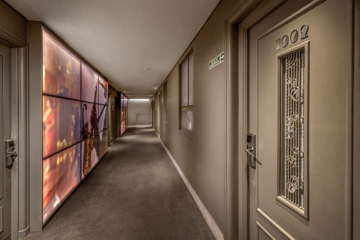 Broadway Hotel & Suites