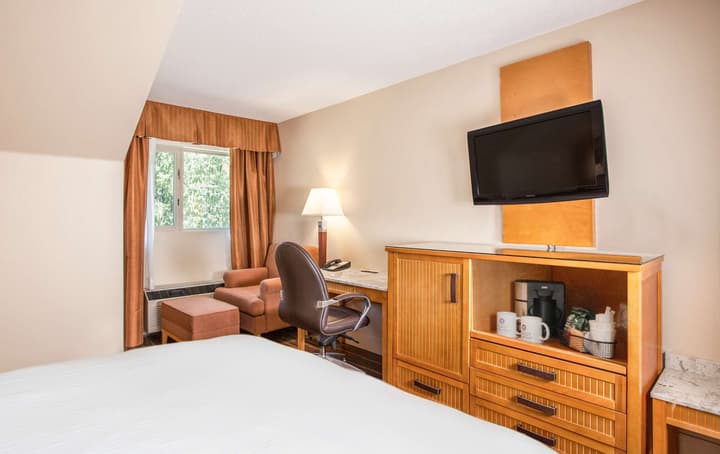 Coast Hillcrest Hotel