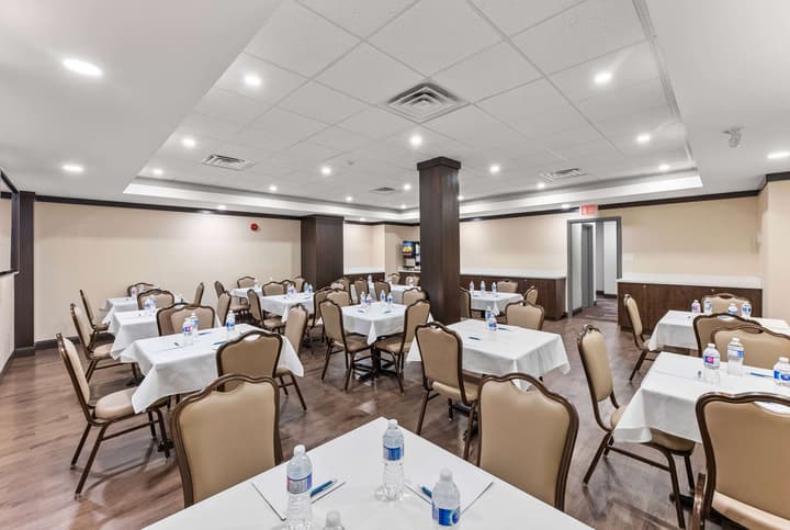 Ramada by Wyndham Niagara Falls Near the Falls