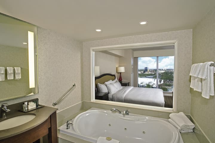 Hilton Niagara Falls/Fallsview Hotel & Suites