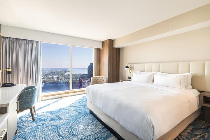 Hilton Niagara Falls/Fallsview Hotel & Suites