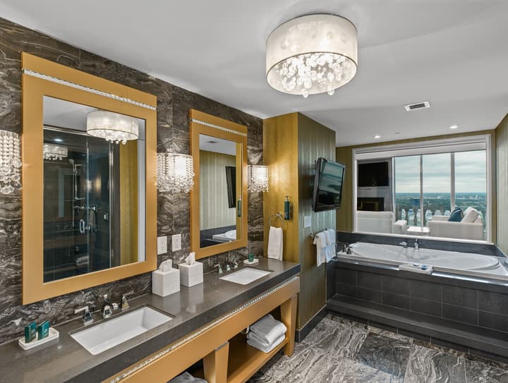 Hilton Niagara Falls/Fallsview Hotel & Suites